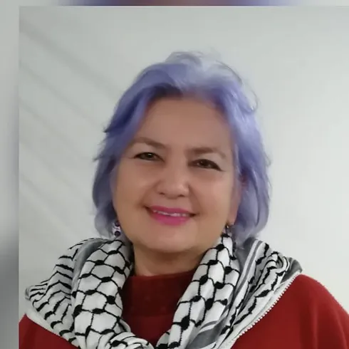 Gloria Florez. Mujer con pelo morado