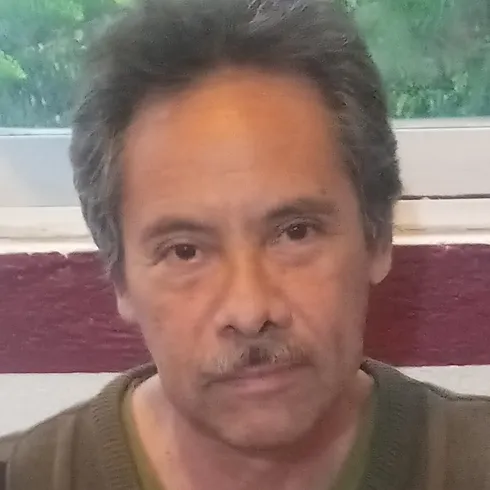 Juan Rojas. Hombre moreno con camisa café