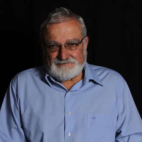 Miguel Sobrado. Hombre mayor con barba blanca y pelo blanco