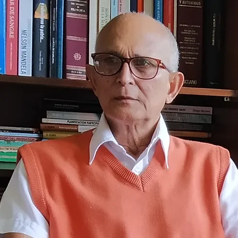 Rafael Morales. Hombre mayor calvo.