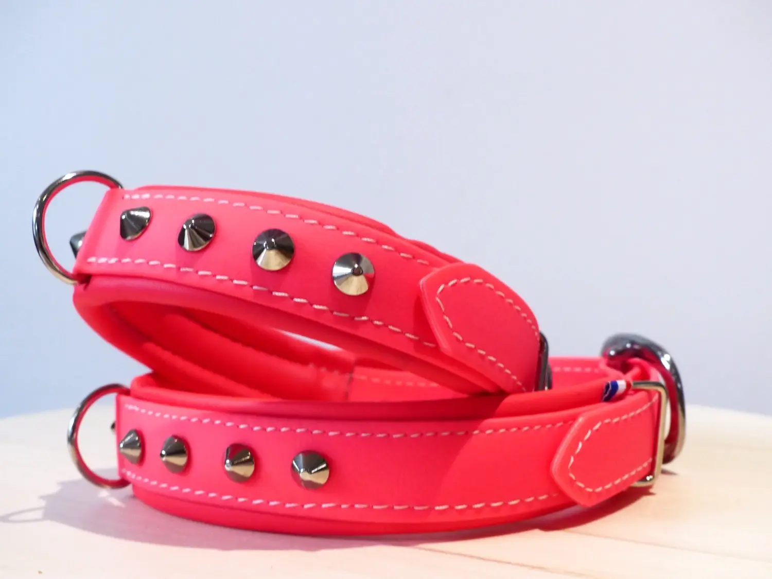 Colliers roses cloutés, deux colliers en cuir. Accessoires pour animaux de compagnie.
