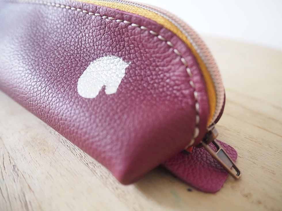 Miniature : Détail trousse en cuir 