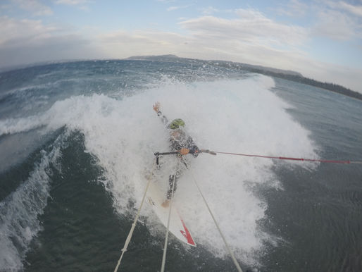 GREAT KITESURFING CONDITTION WAVE AND STRAPLESS IN OKINAWA . www.tropicalsurfhouse.com