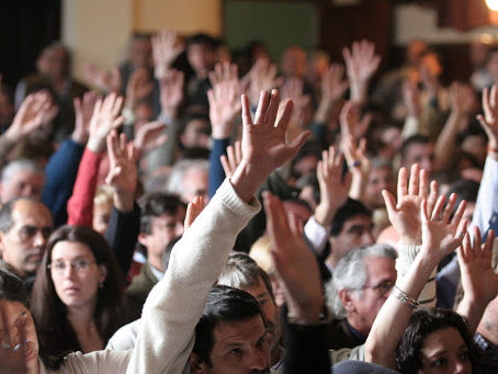 Participación de cónyuge no propietario en asamblea de copropietarios y consejo de administración