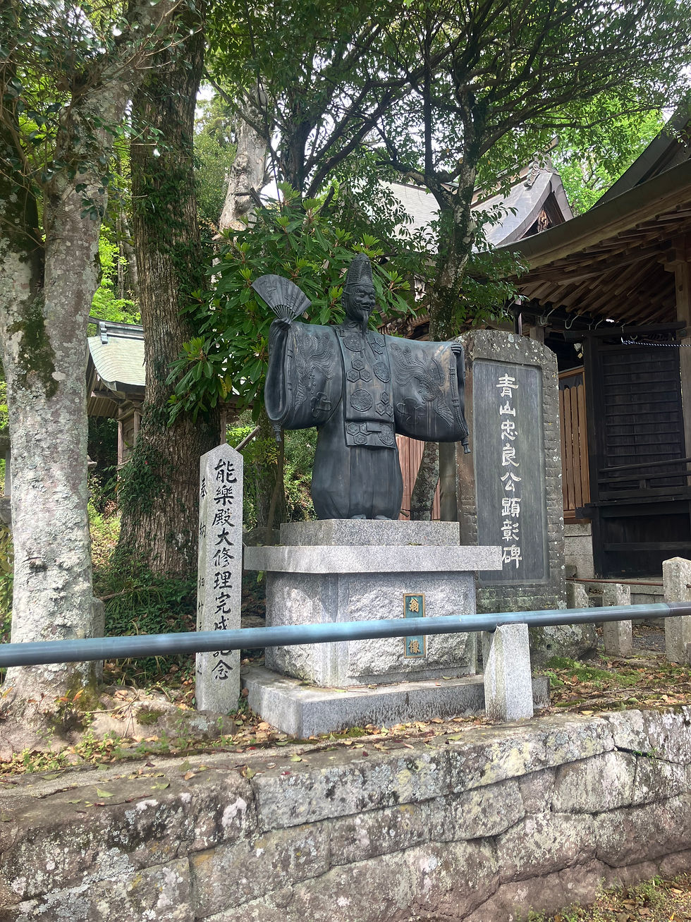 春日神社には能楽堂があります。能の世界ととても関係の深い、丹波篠山です。