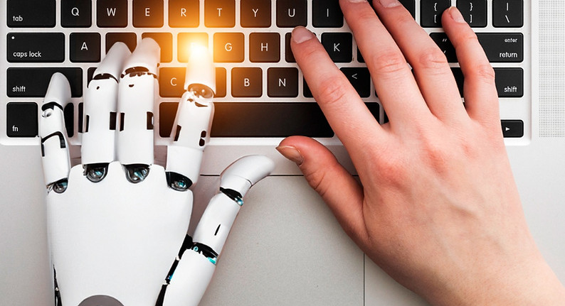 personne-utilisant-outil-ai-au-travail.jpg