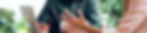 focus sur les mains de deux personnes en rendez-vous