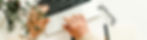 main qui tape sur le clavier d'un ordinateur portable sur un bureau