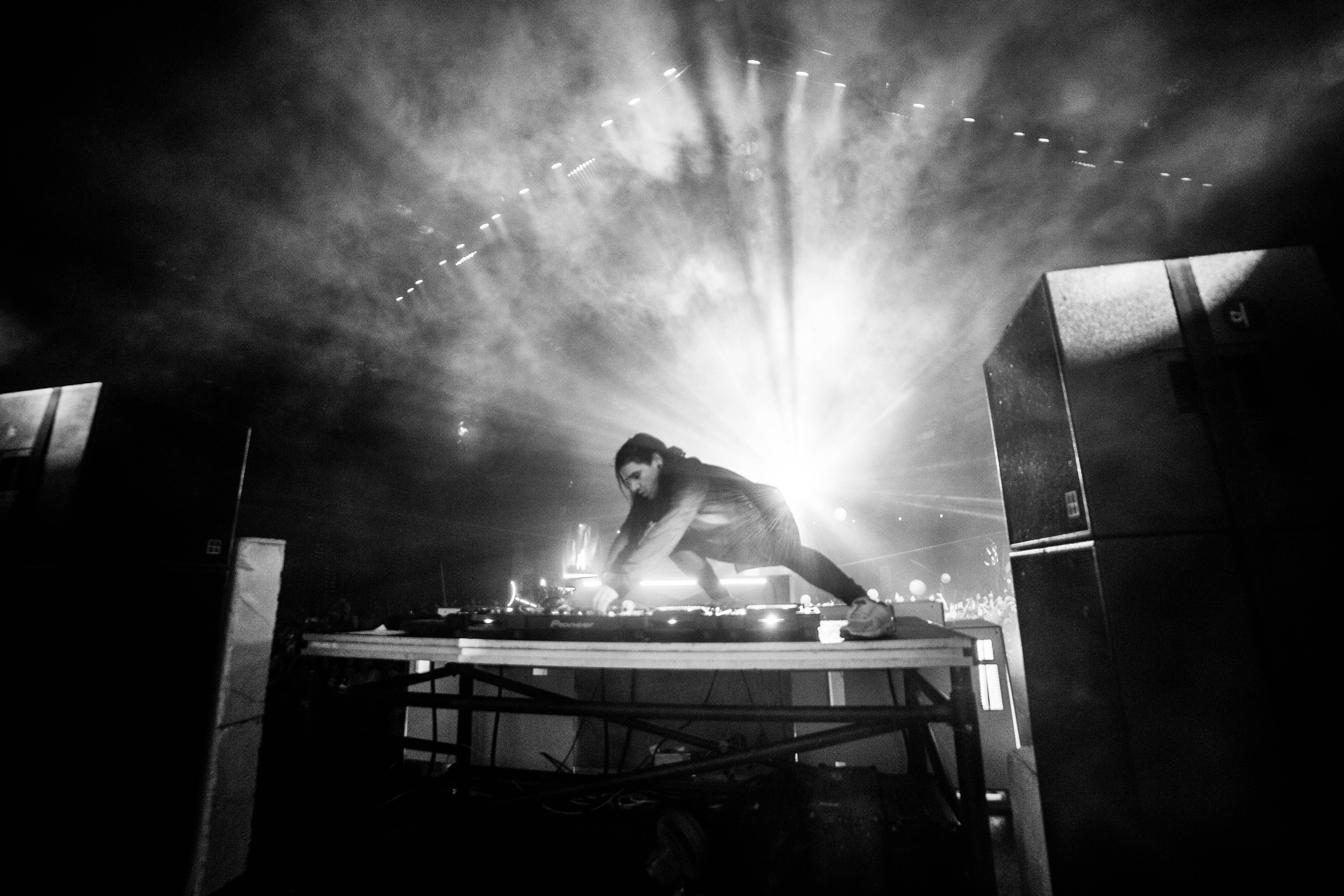 skrillex_stage_bw