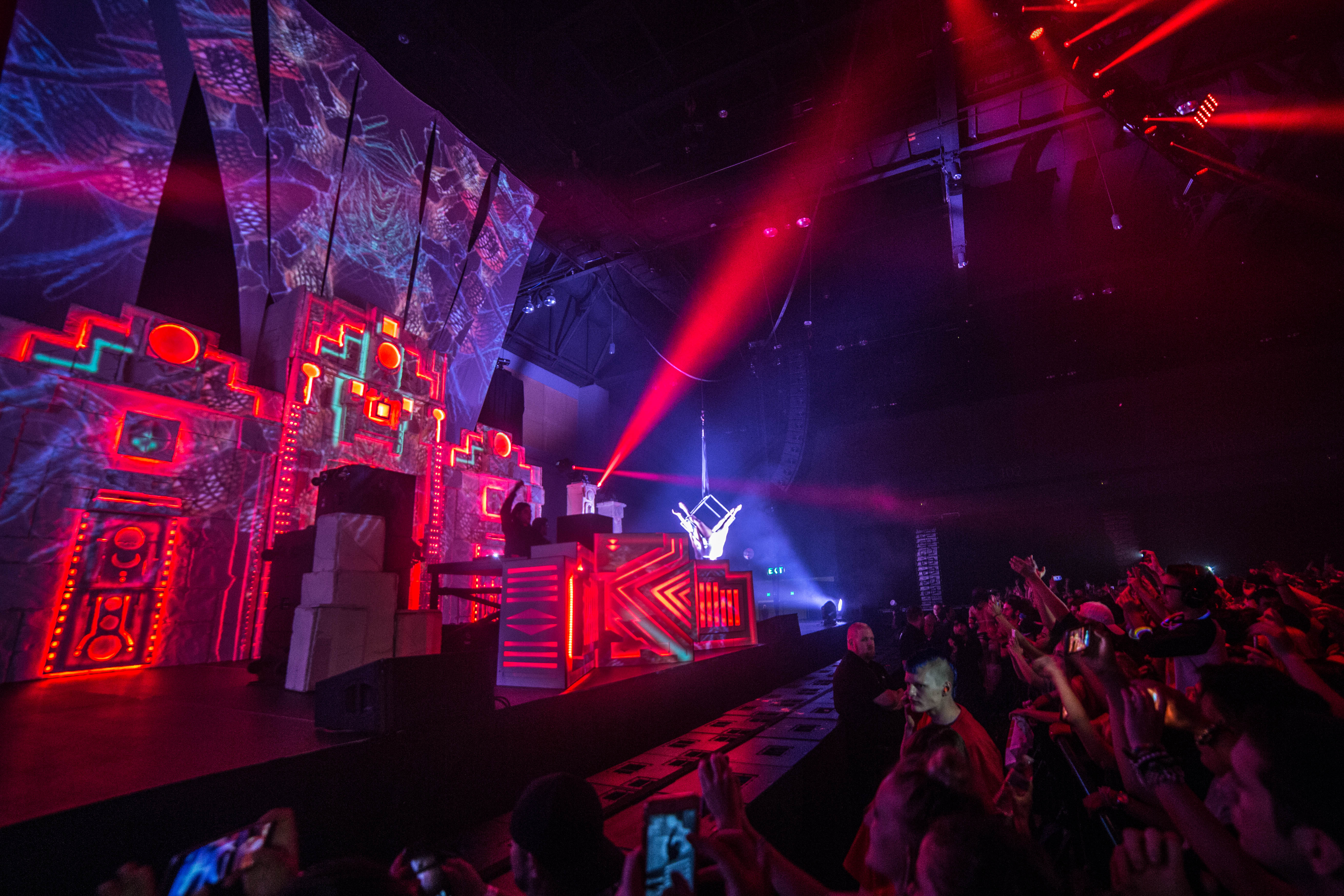 skrillex_stage_wide2