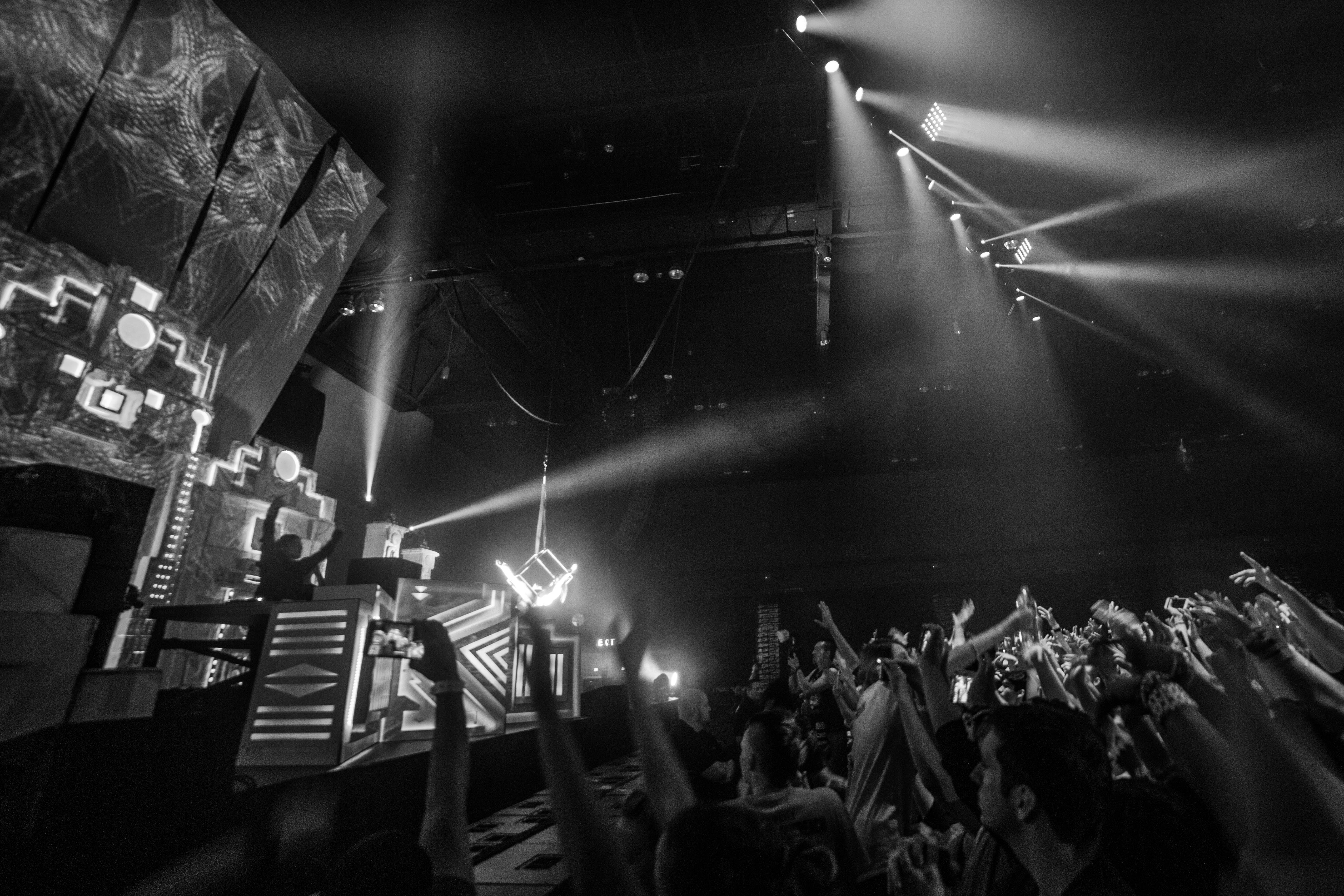 skrillex_stage_wide_bw