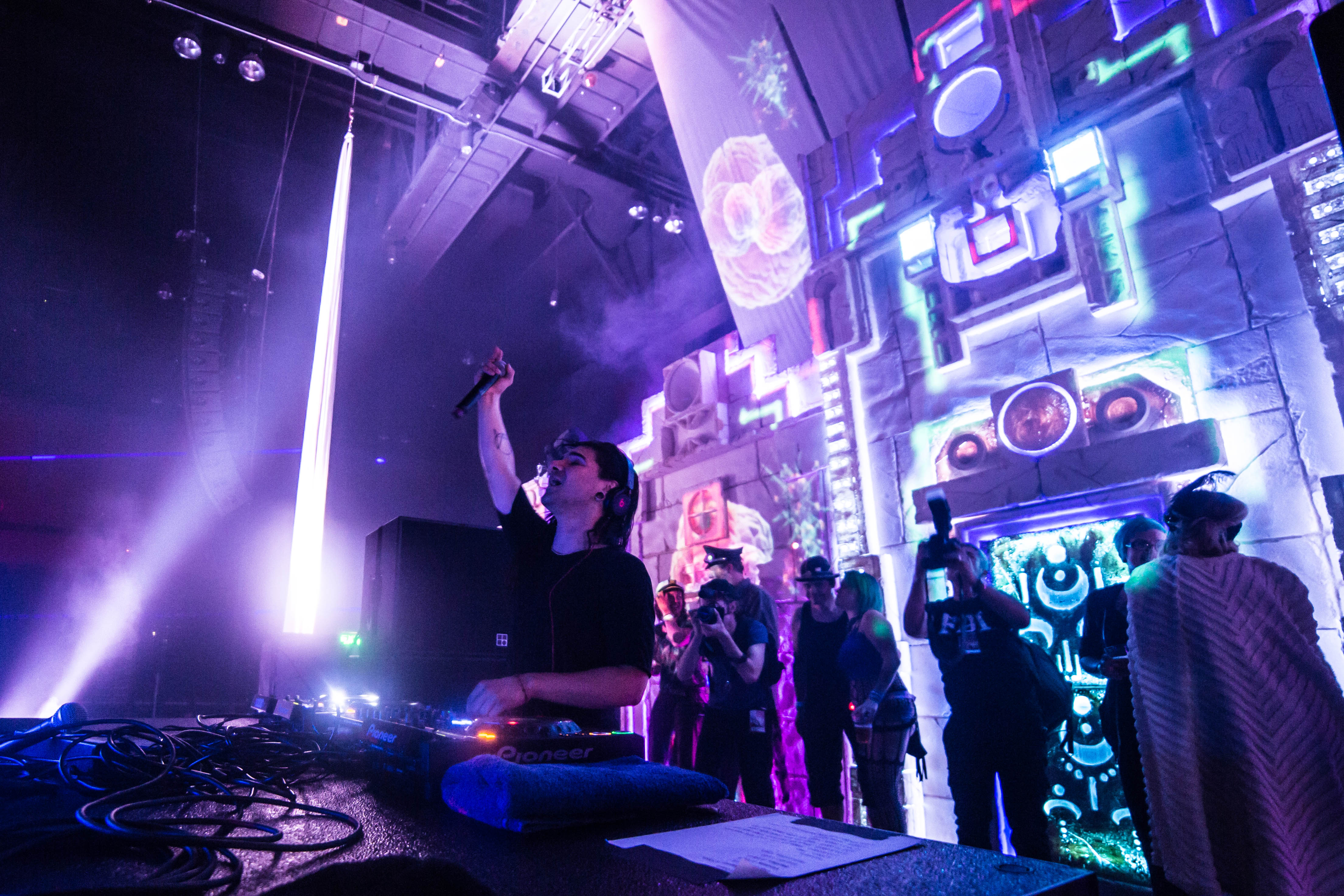 skrillex_handup
