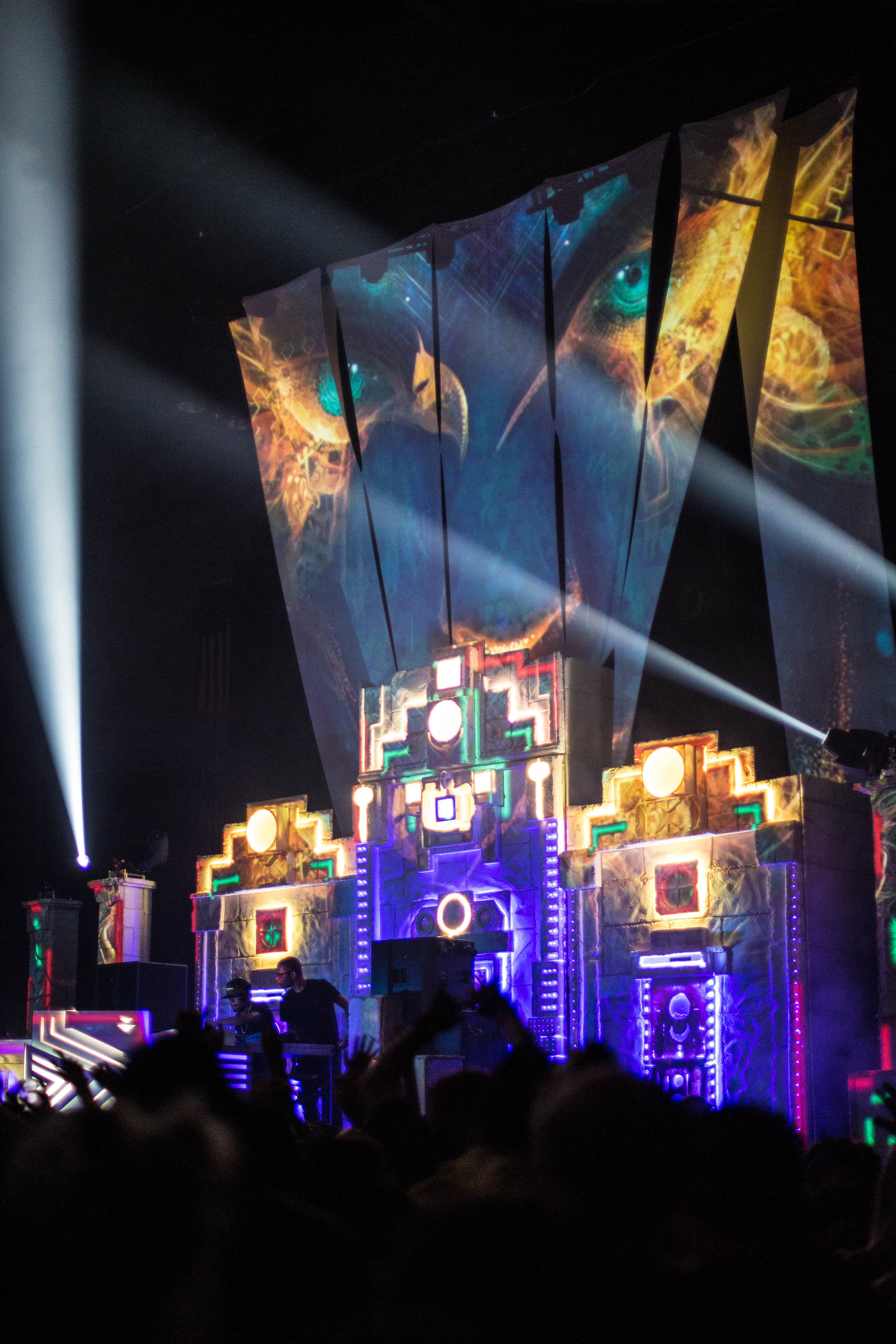 stage_eyes