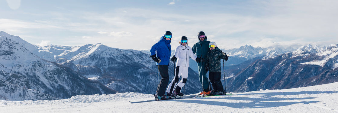 Amex Platinum skiers