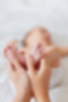 mae-segura-os-pes-descalcos-do-bebe-recem-nascido.jpg