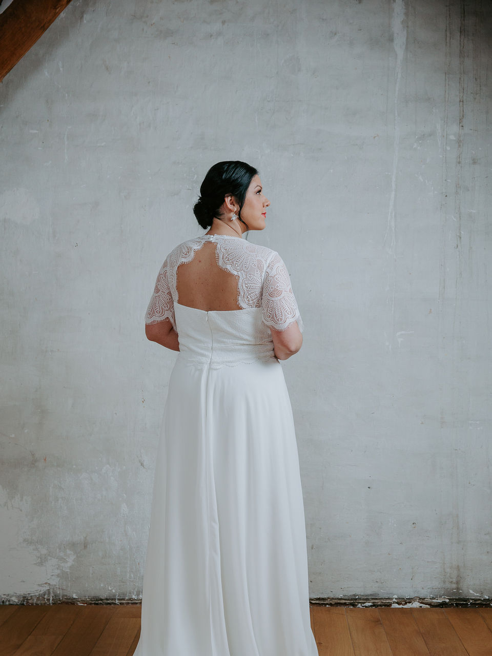 Witte bruidstop met goudkleurige wijde rok, zijaanzicht — Divine Curves collectie Youniek Bruidsmode Turnhout