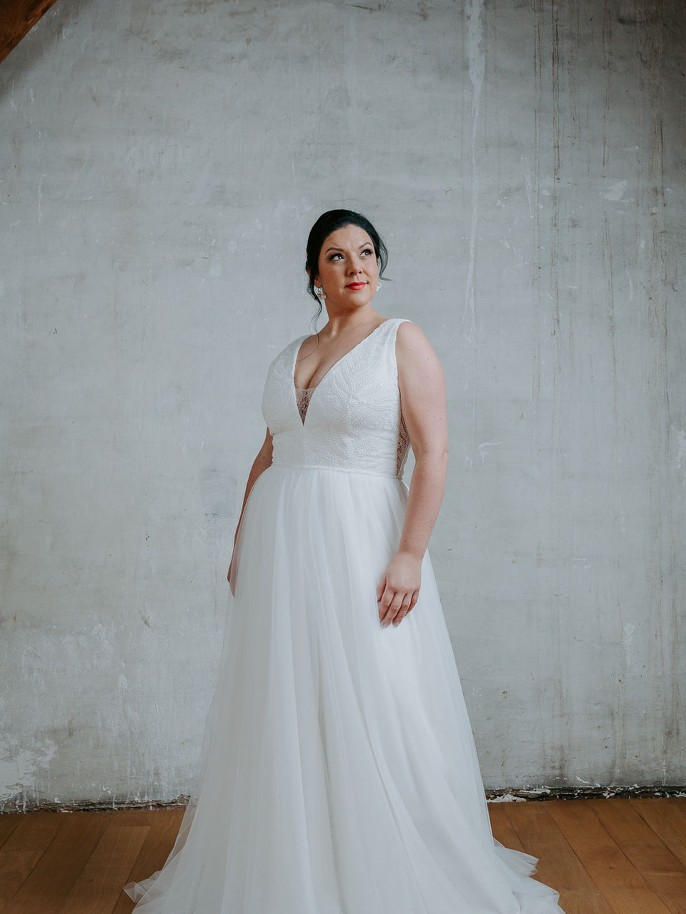 Bruidsjurk met open rug en sierlijke afwerking — Divine Curves collectie Youniek Bruidsmode