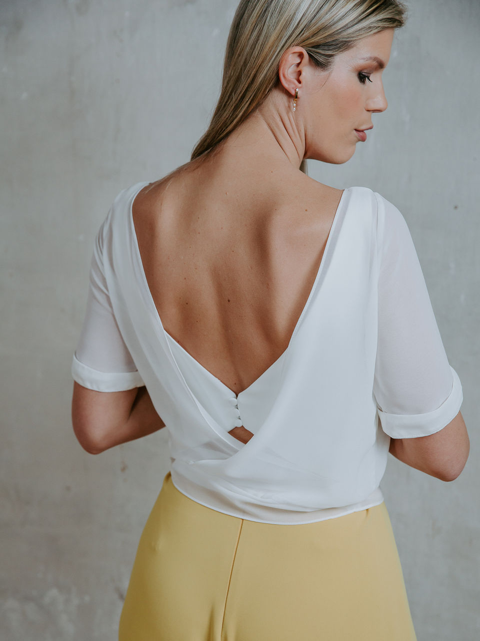 Witte bruidstop met diepe V-rug — Divine Curves collectie Youniek Bruidsmode Turnhout