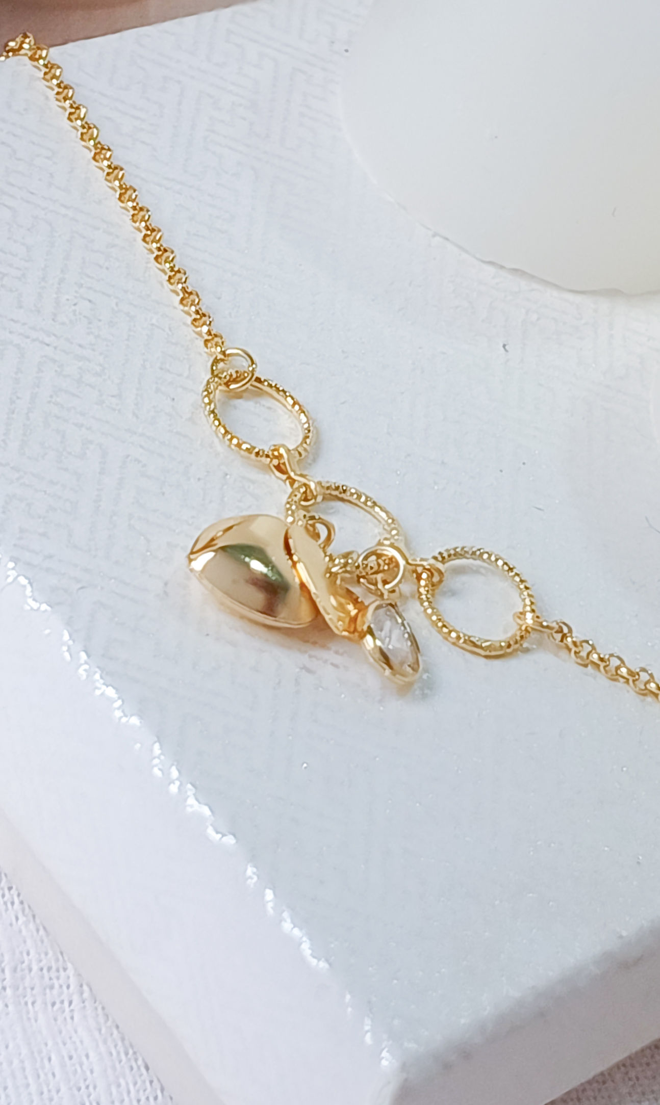 Pulseira banhada a ouro com corações e Gota de zirconia