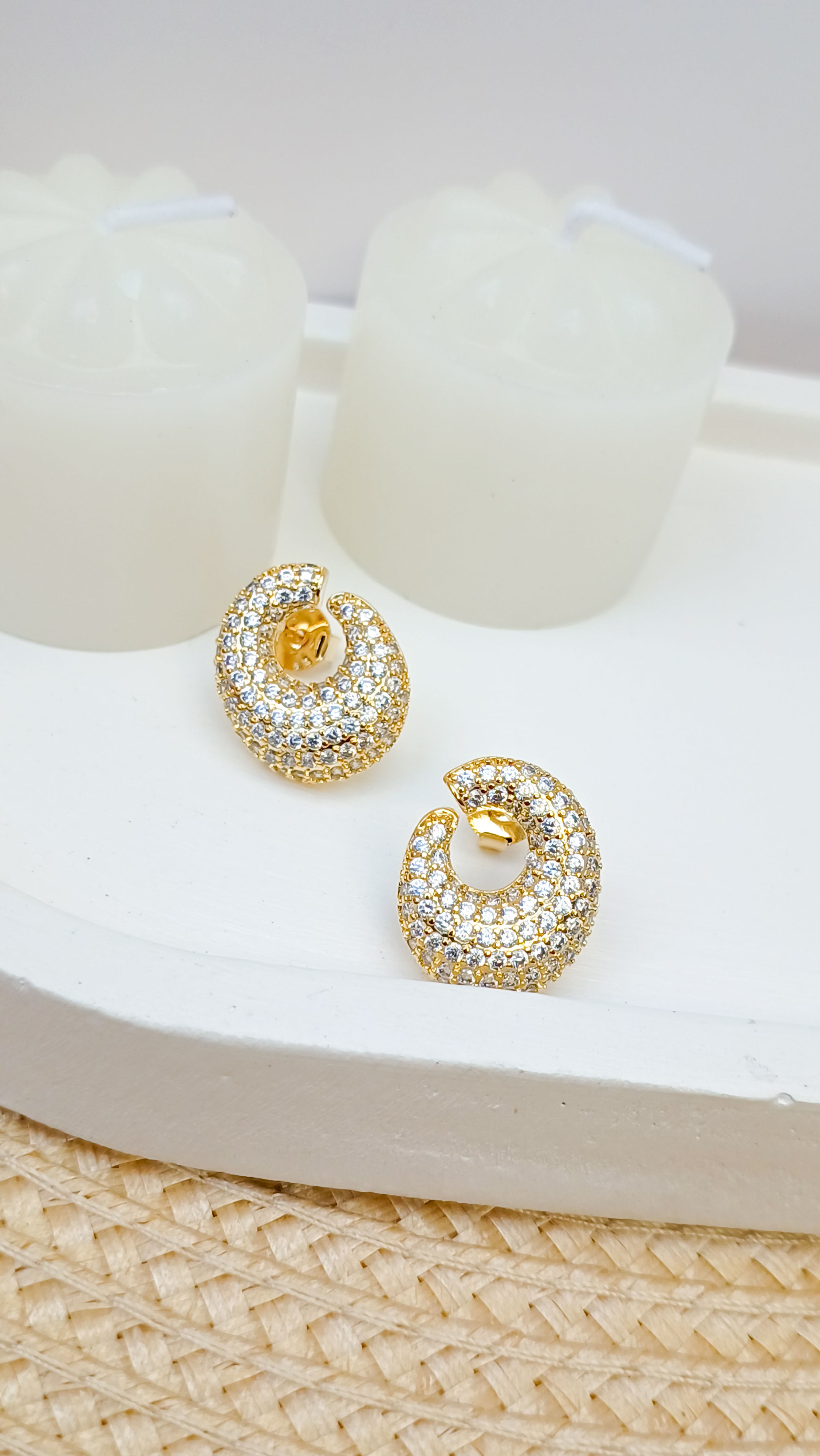 Brinco Caracol Cravejado com Zircônias - Banho Ouro