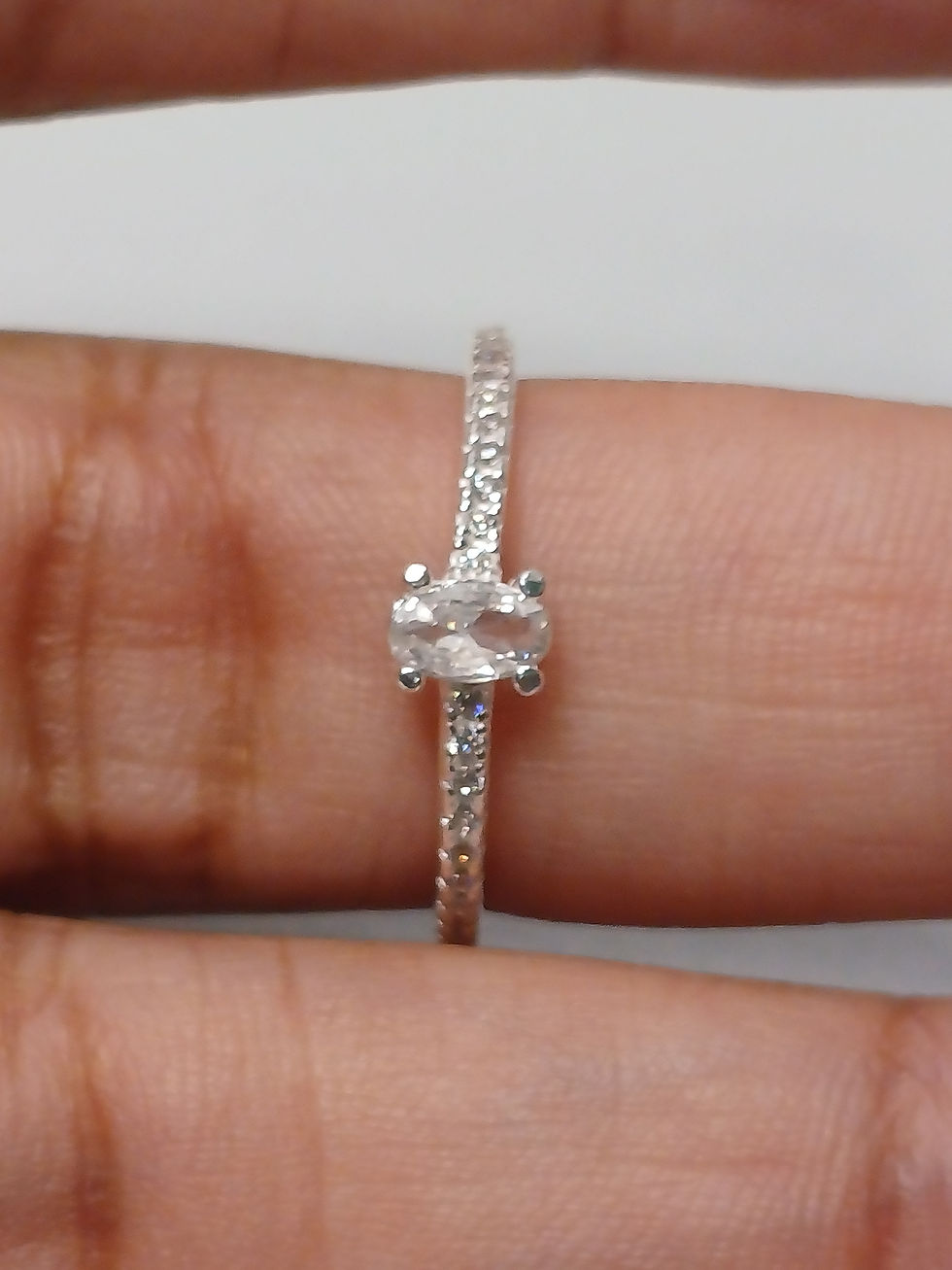 Miniatura: Anel Solitario com pedra Oval  Cravejado com Zirconias ( inspiração )