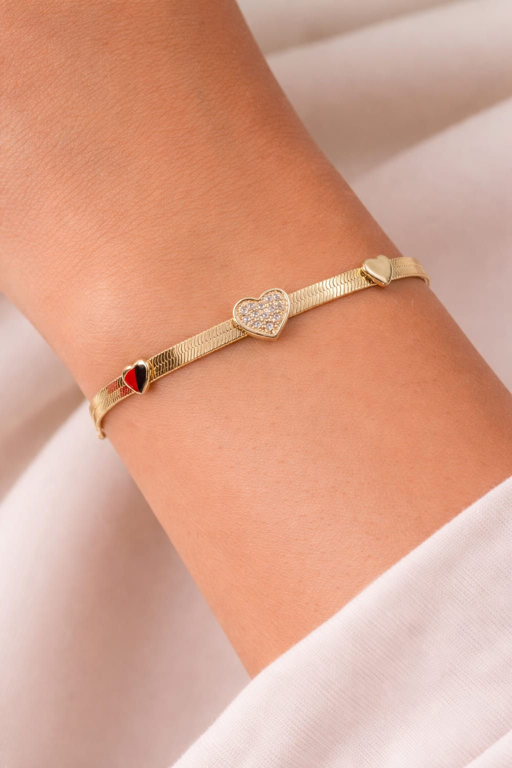 Pulseira de Fita com pingente de coração com zircônia