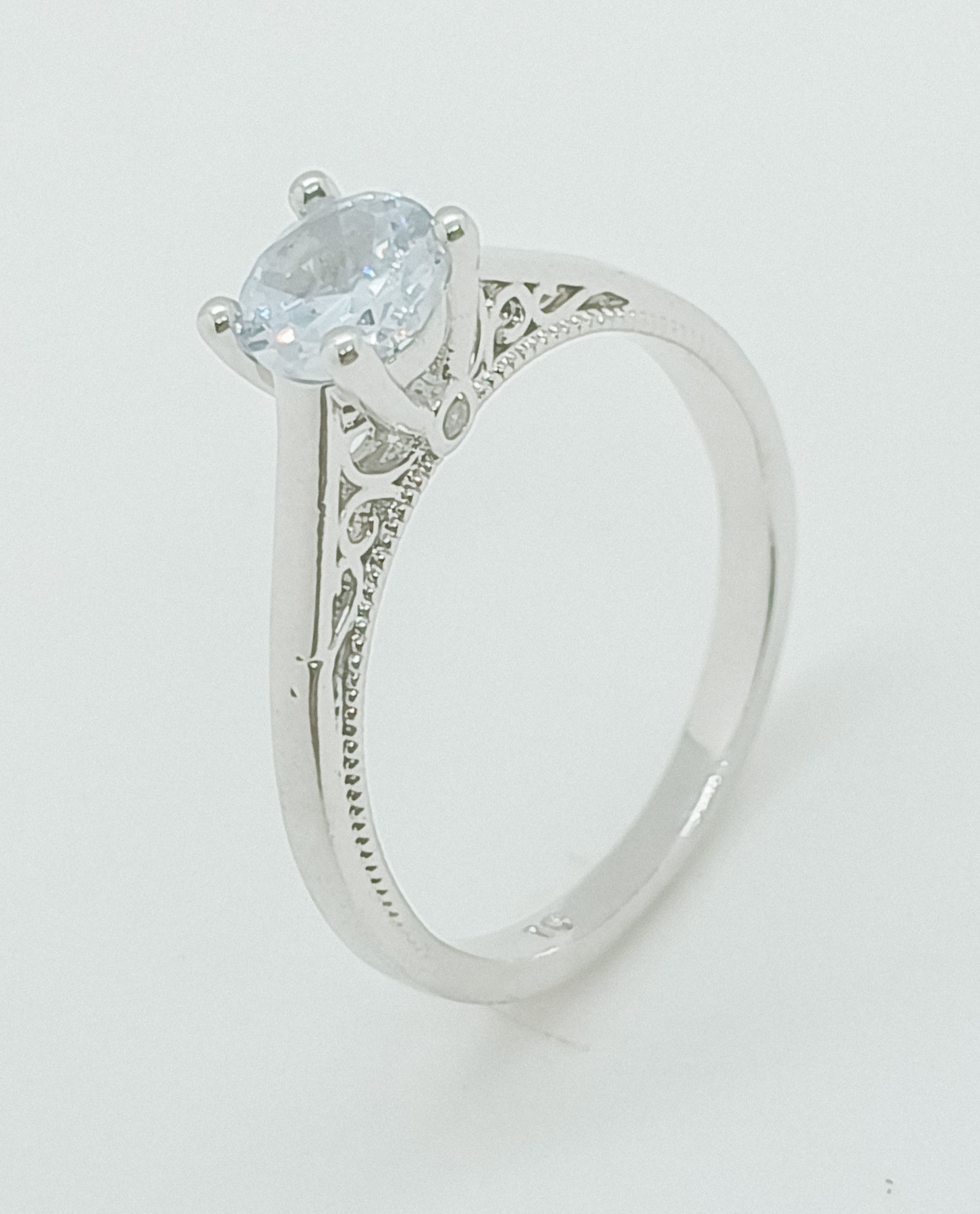 Anel Solitário Trabalhado com Zircônia de 0,06 mm – Ródio