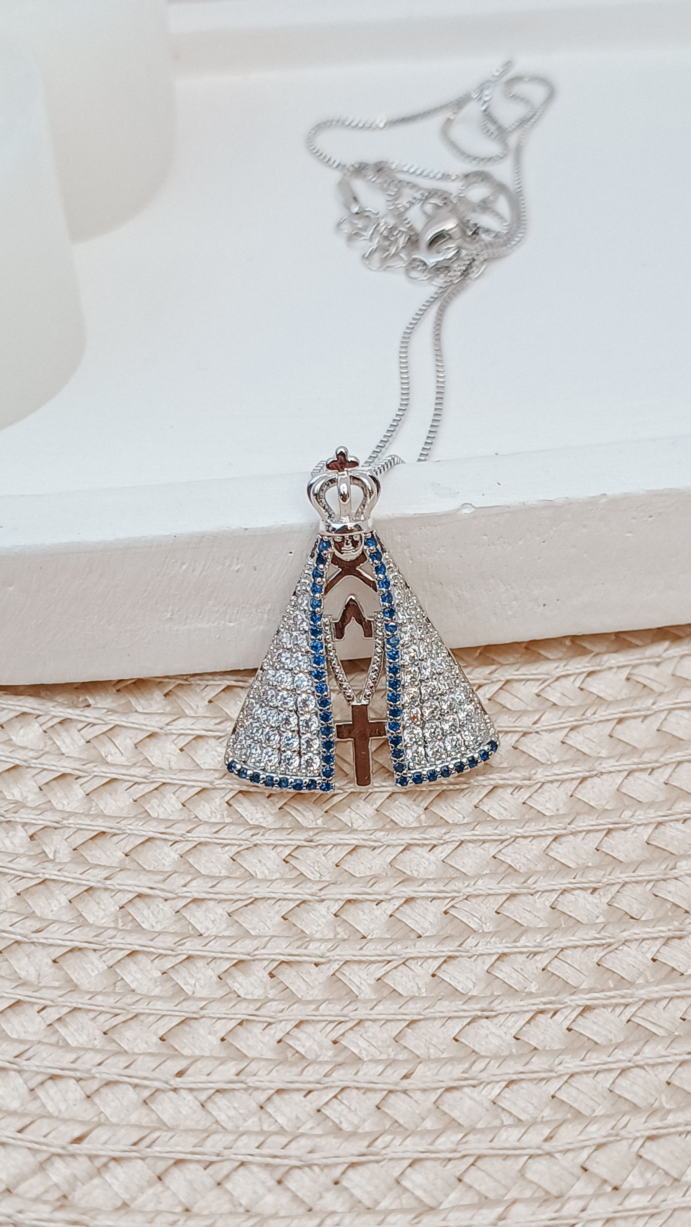 Colar Nossa Senhora Aparecida Vazado Manto branco e azul Banho Diamante