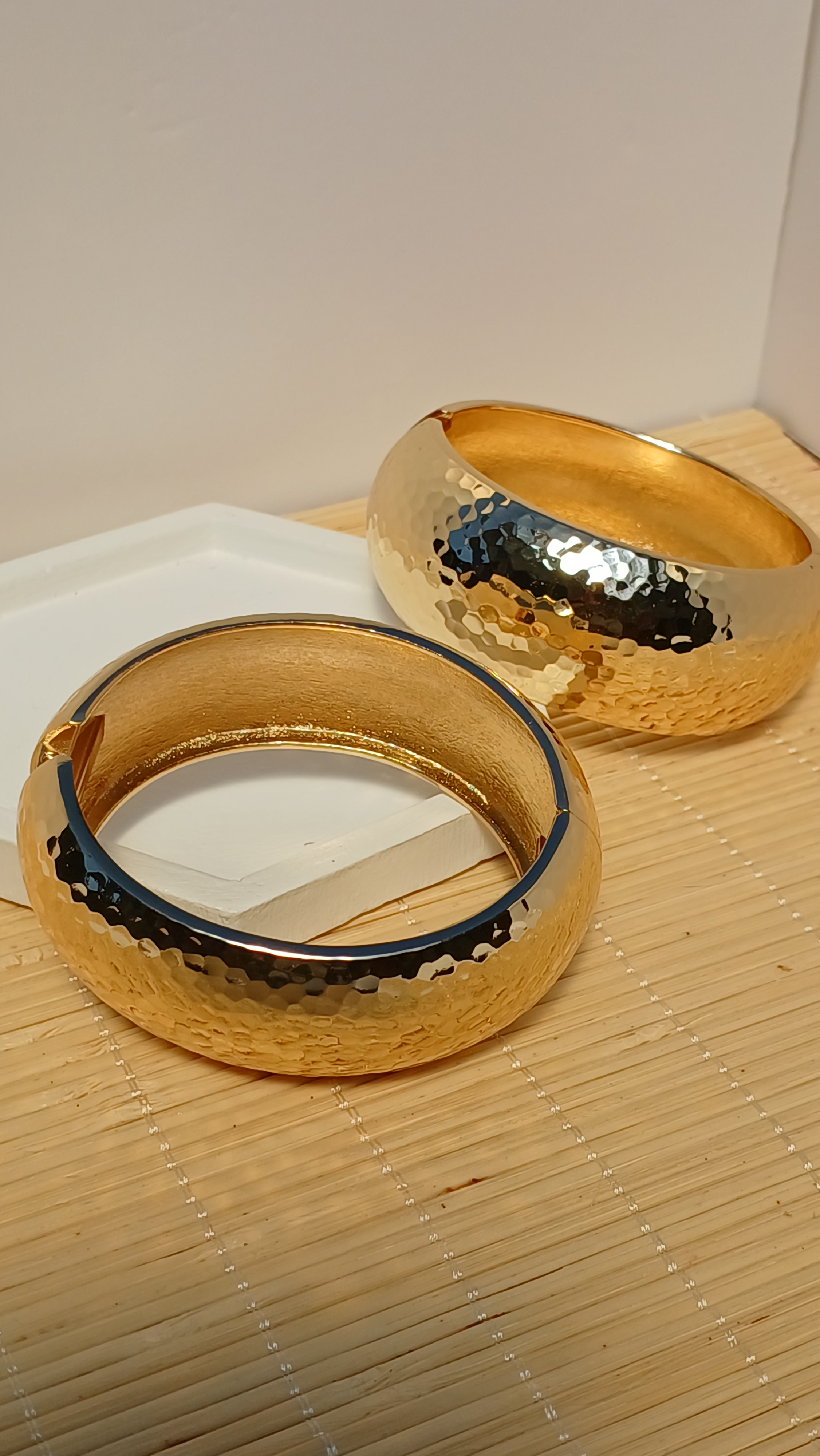 Bracelete Tubular Dourado Texturizado