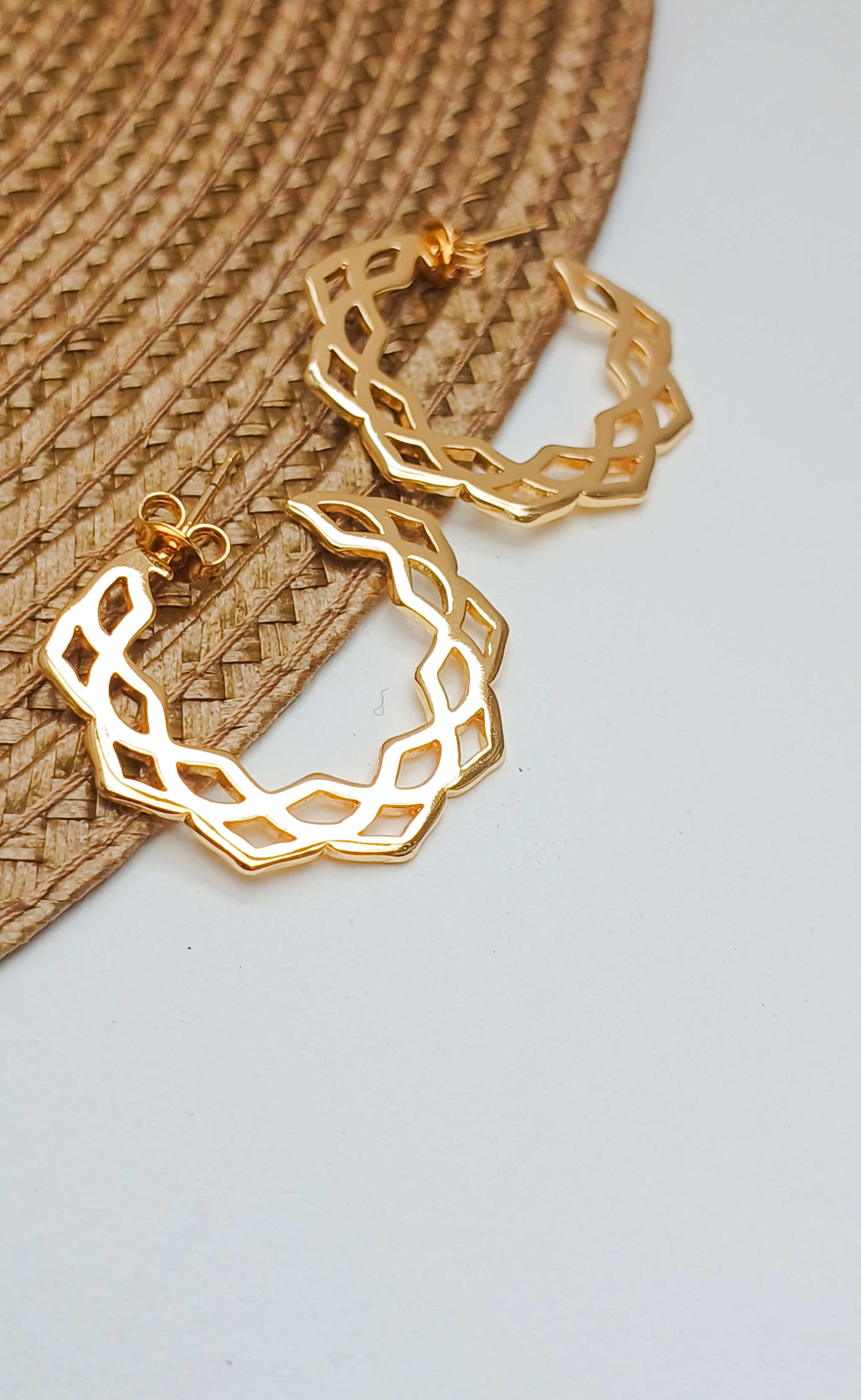 Argola media com design vazado