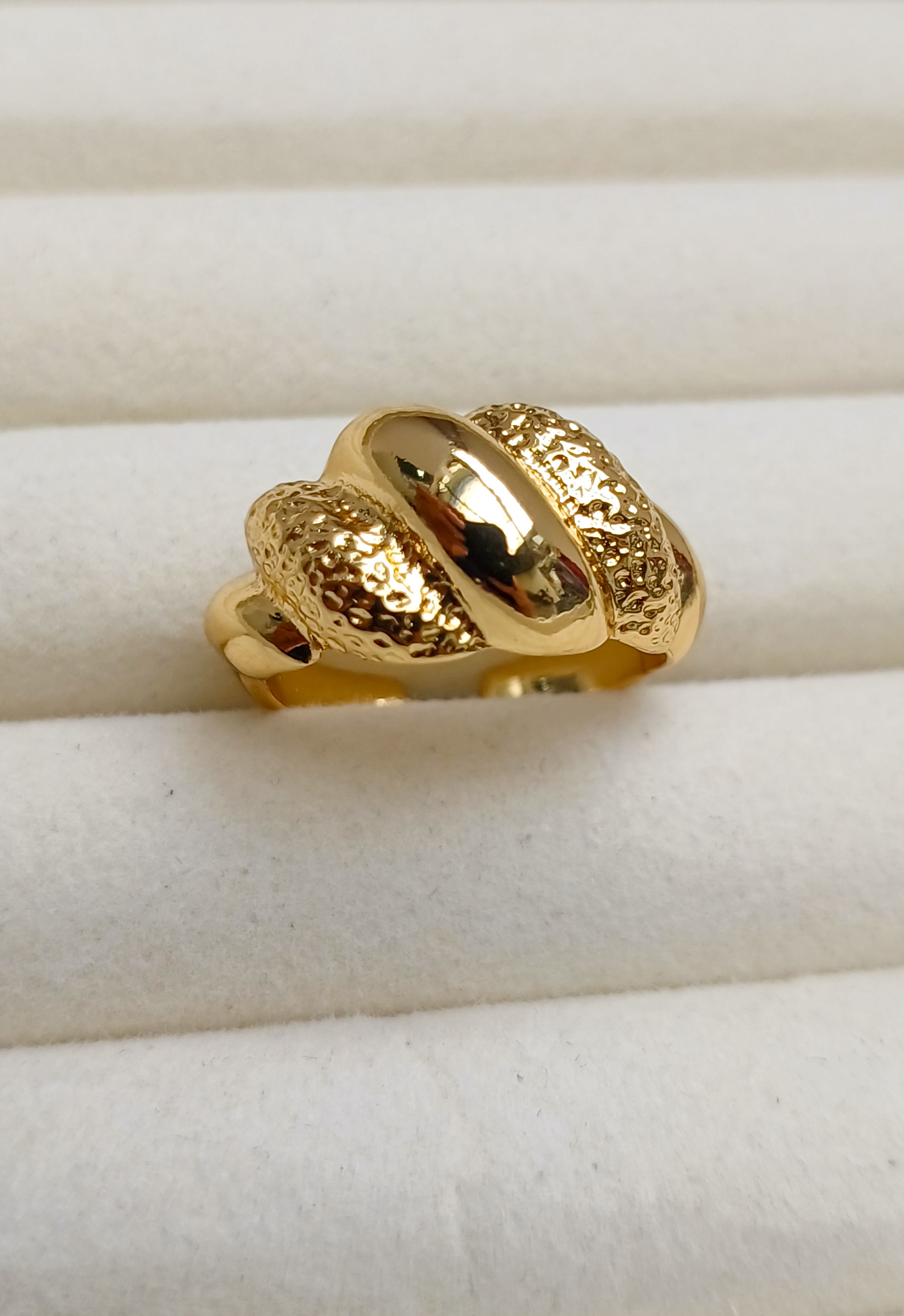 Anel Ajustavel com detalhe texturizado croissant