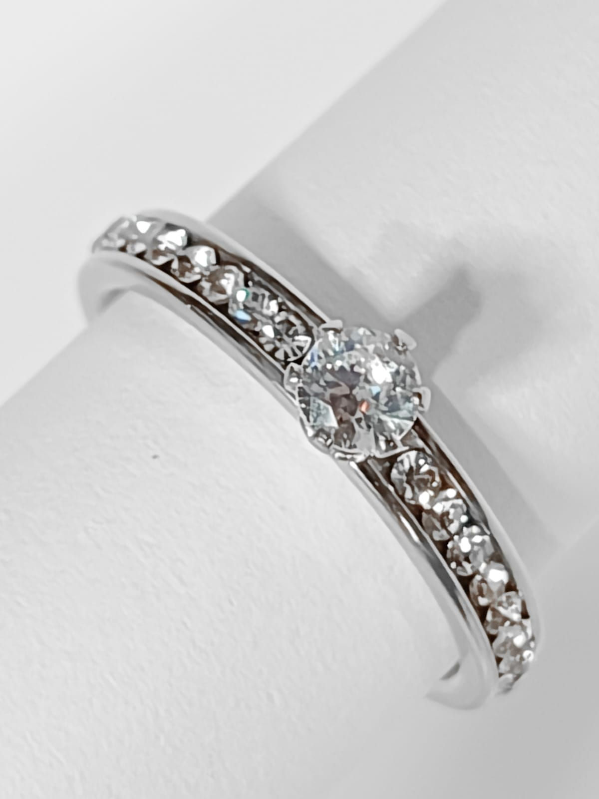 Anel Solitário em aço cravejado por zirconias (Inspiração)