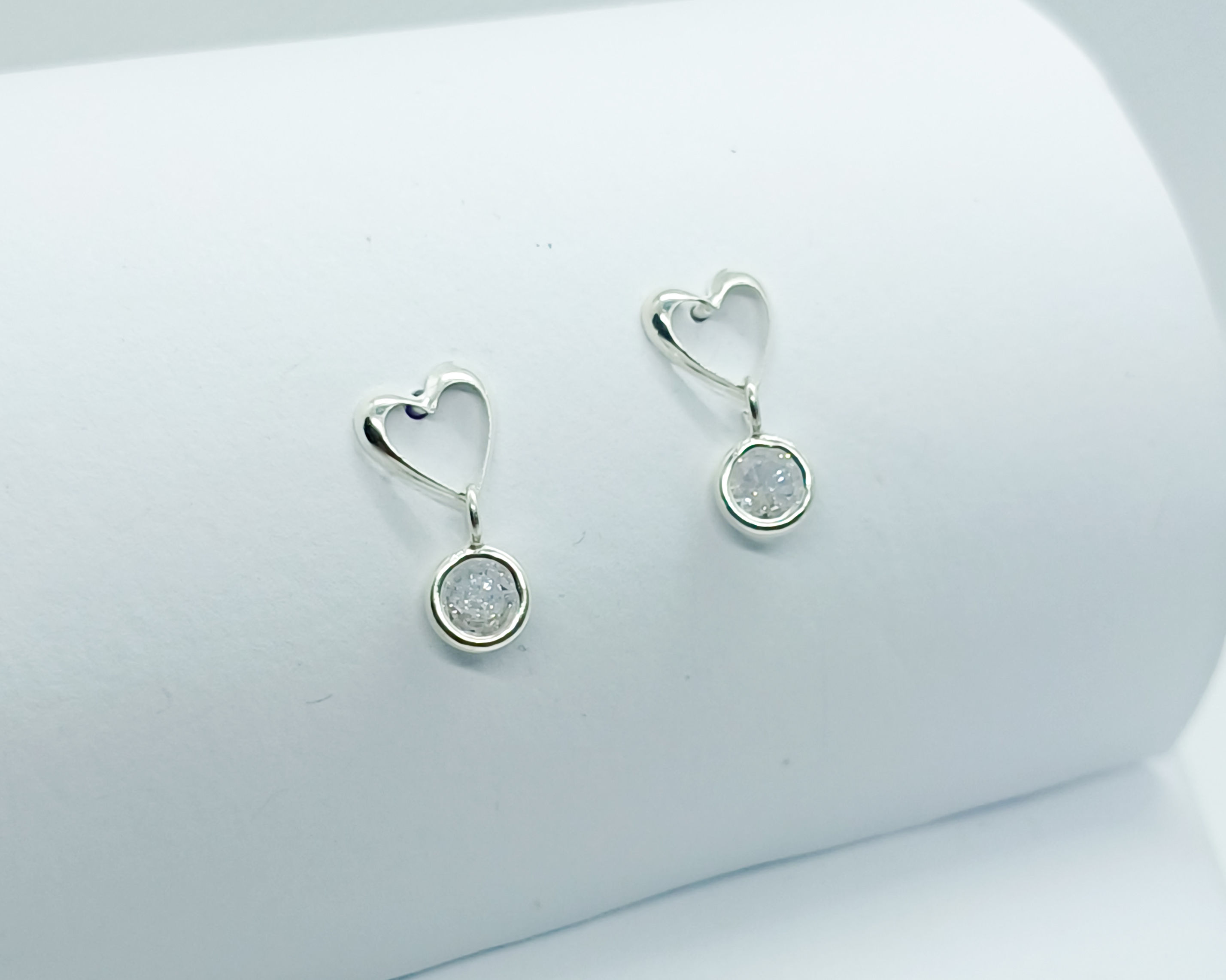 Brinco Coração Vazado e Zircônia