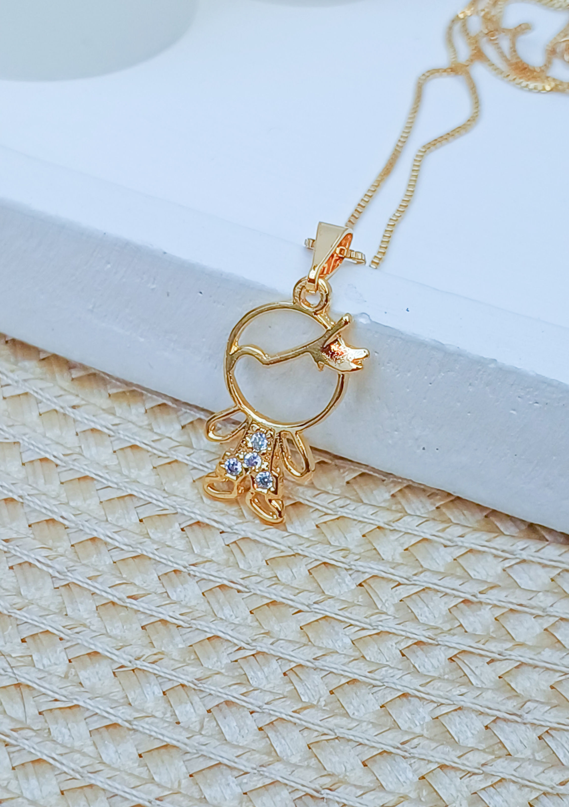 Colar com pingente de menino