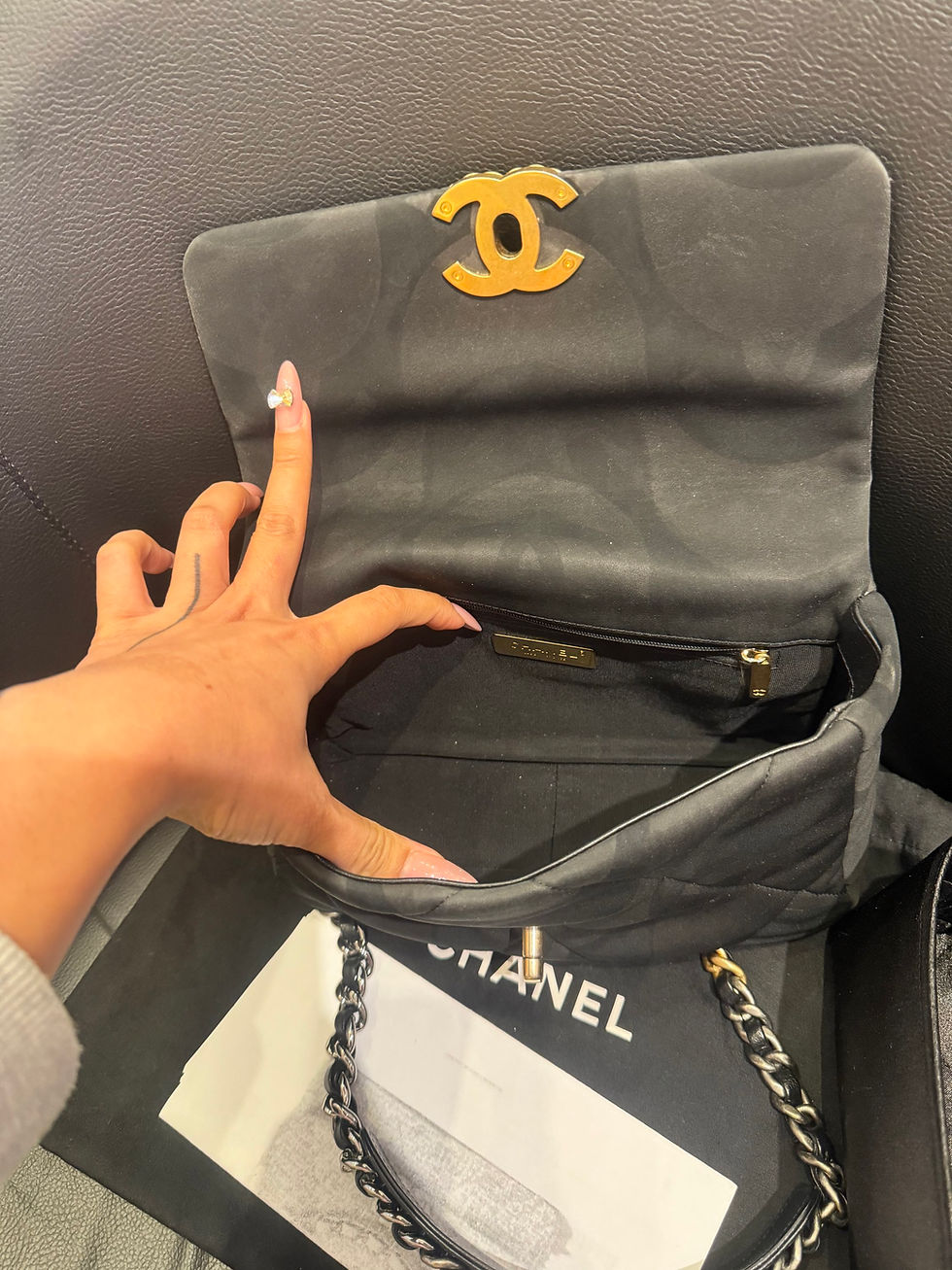 Hình thu nhỏ: Chanel C19 small bag