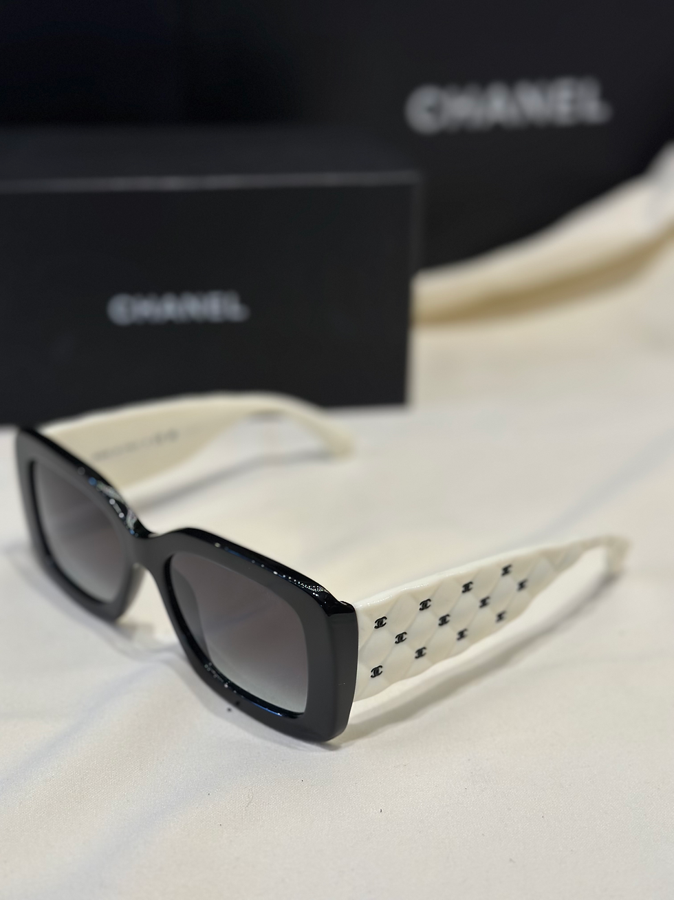 Hình thu nhỏ: Chanel Sunglasses