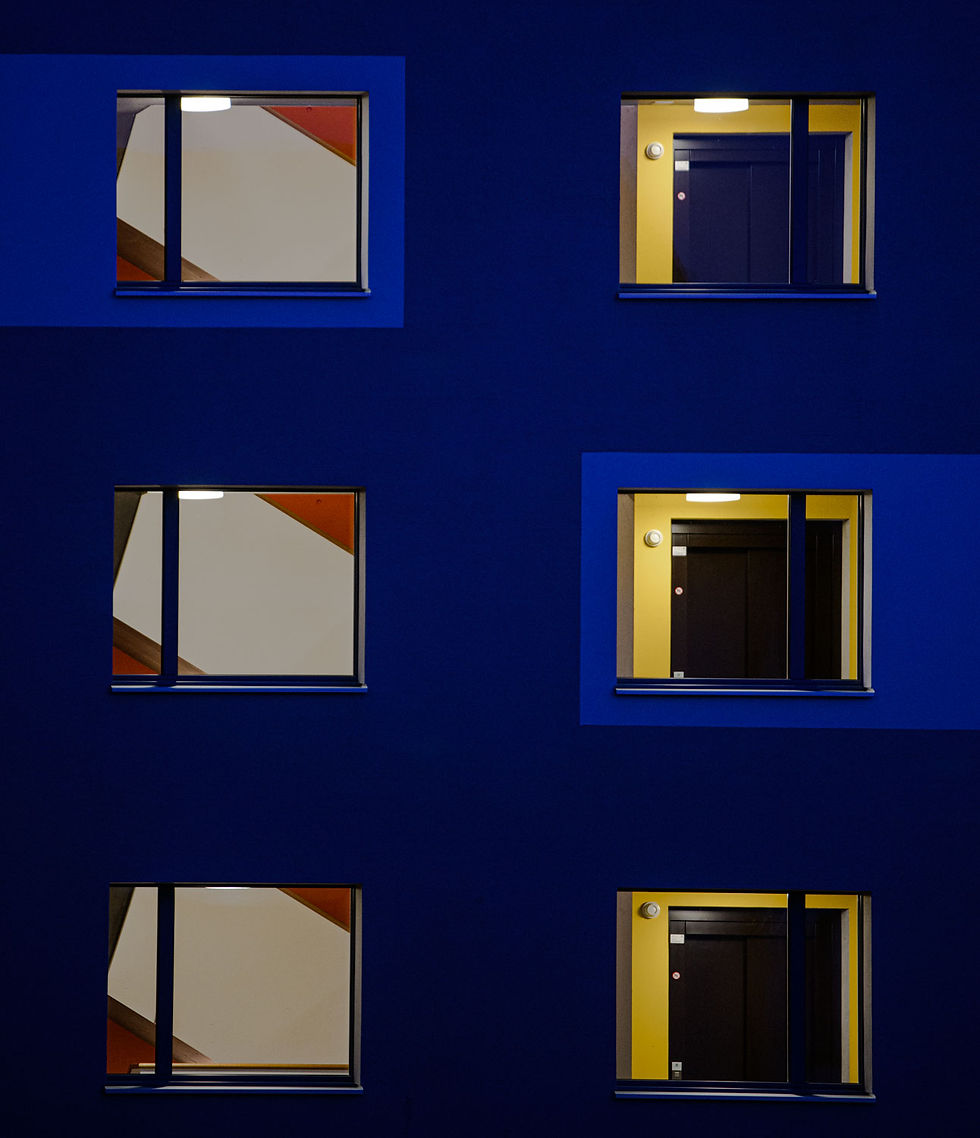 beleuchtete Fenster im Mehrfamilienhaus straßenfotografie