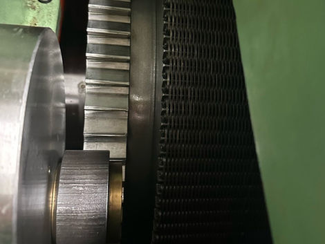 Grinder headstock chain