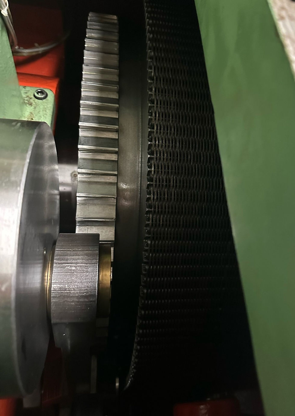 Grinder headstock chain