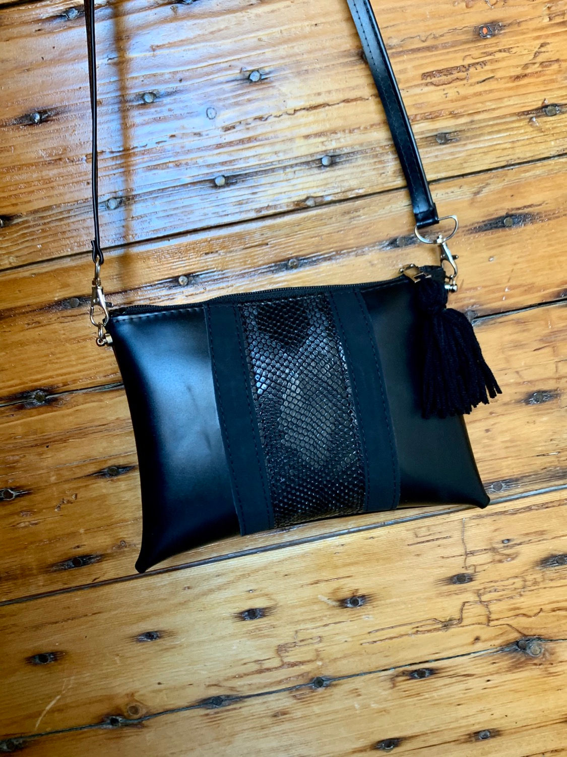 Pochette noir bande simili cuir python 