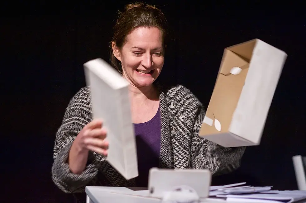 victoria-porter-in-gazing-at-a-distant-star-greenwich-theatre-photographer-credit-warren-k