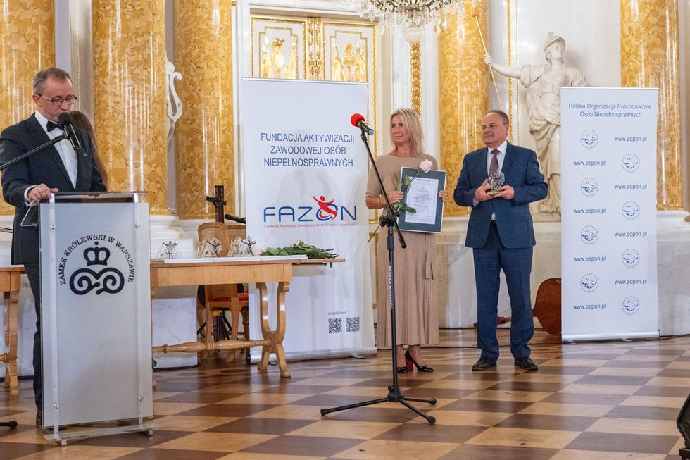 Laureaci przy mikrofonie z dyplomem podczas gali Lodołamacze 2025 w Warszawie. Fot. Łukasz Klimek.