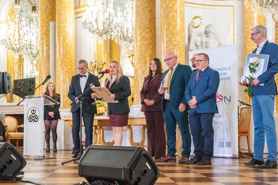 Laureaci i prowadzący podczas gali Lodołamacze 2025. Zamek Królewski w Warszawie. Fot. Łukasz Klimek.