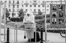 Siostra zakonna przy gablocie wystawy o Powstaniu Warszawskim. Warszawa, sierpień 2025. Fot. Łukasz Klimek.