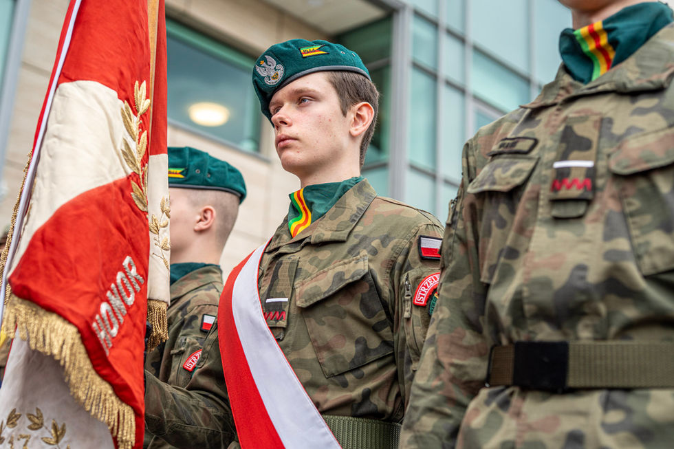 Młody żołnierz w warcie honorowej przy sztandarze. Warszawa, sierpień 2025. Fot. Łukasz Klimek.