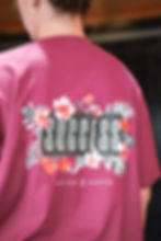 Femme de dos avec un tee-shirt prune