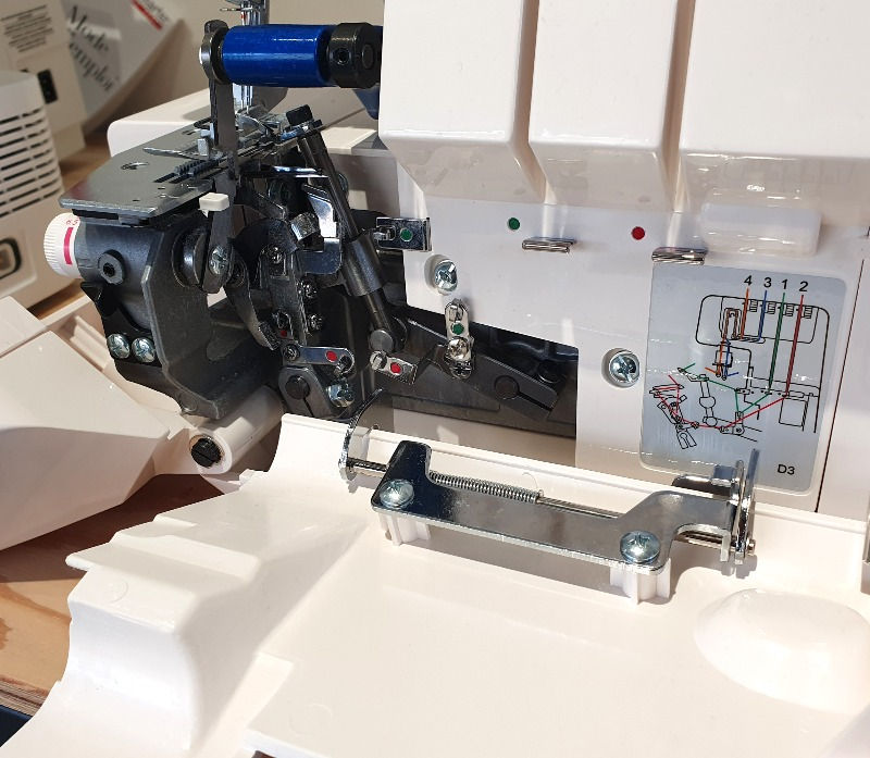 Thumbnail: Surjeteuse Couturama 858, surfilage en 3 et 4 fils, roulotté intégré