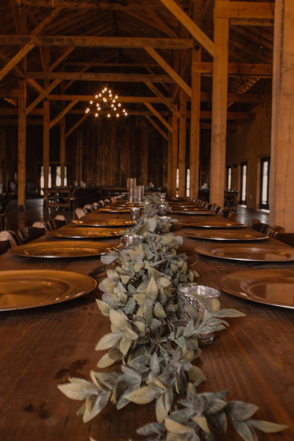 The Lake at Willow Oaks, table centerpiece, floating candles, greenery table runner, chandelier, Knoxville, Sevierville