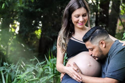 Pai beijando a barriga de grávida