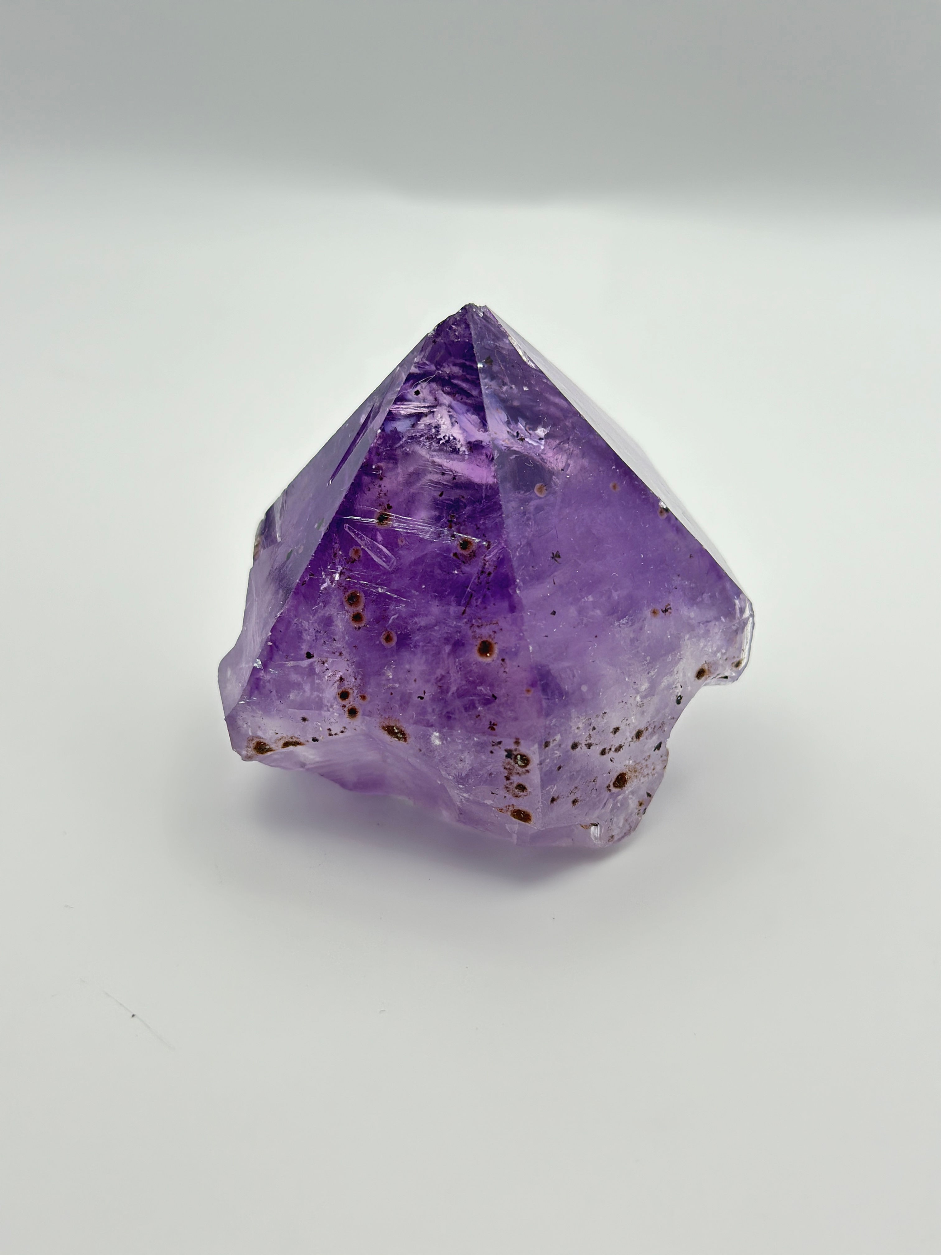 Pointe d'améthyste naturelle n°8 violette sur fond blanc